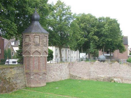 Rees : Historische Stadtmauer und Wächtertürmchen an der Straße "Am Bär"